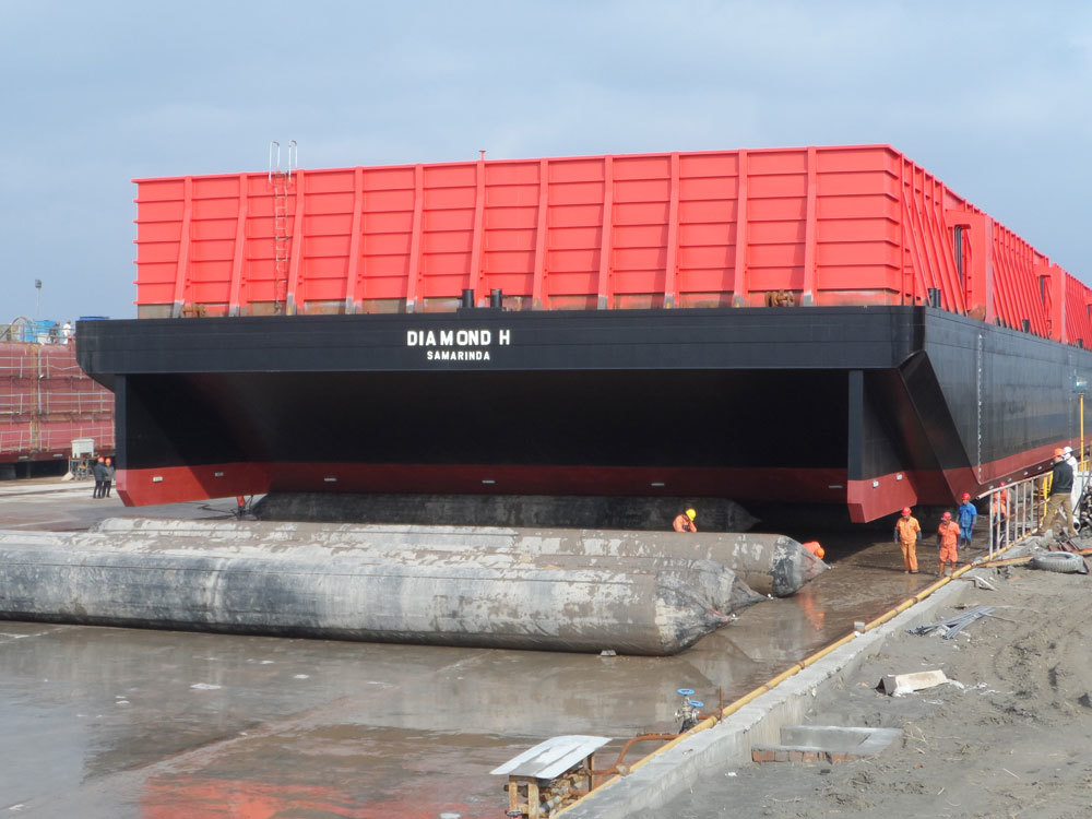Latest company case about DIAMOND H barge Launching using Rubber Airbags
